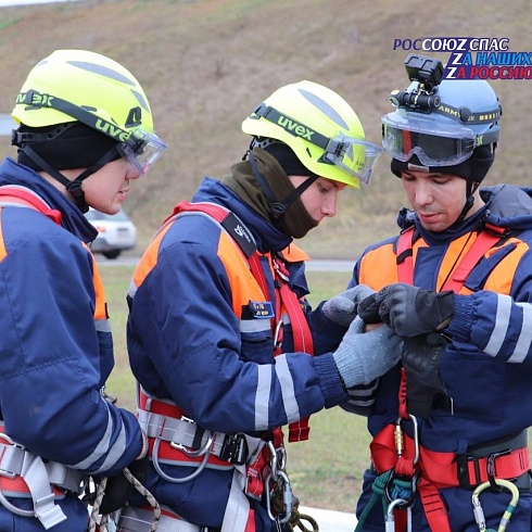 Спасатели Алтайского краевого поисково-спасательного центра 26 октября 2023 года отработали навыки десантирования с вертолета