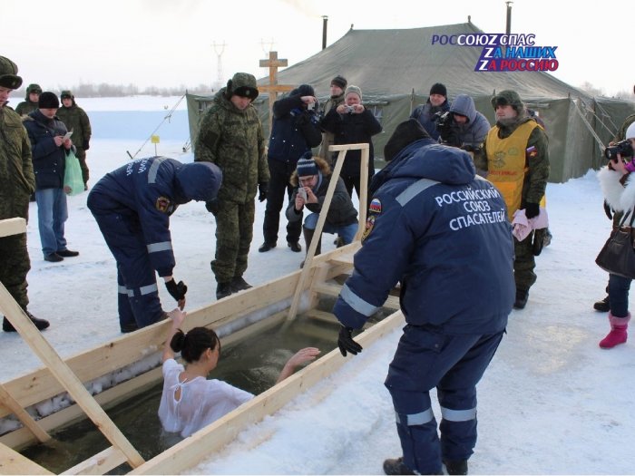 Сегодня профессиональные службы спасения и спасатели РОССОЮЗСПАСа во всех субъектах Российской Федерации готовятся обеспечить безопасность во время Крещения