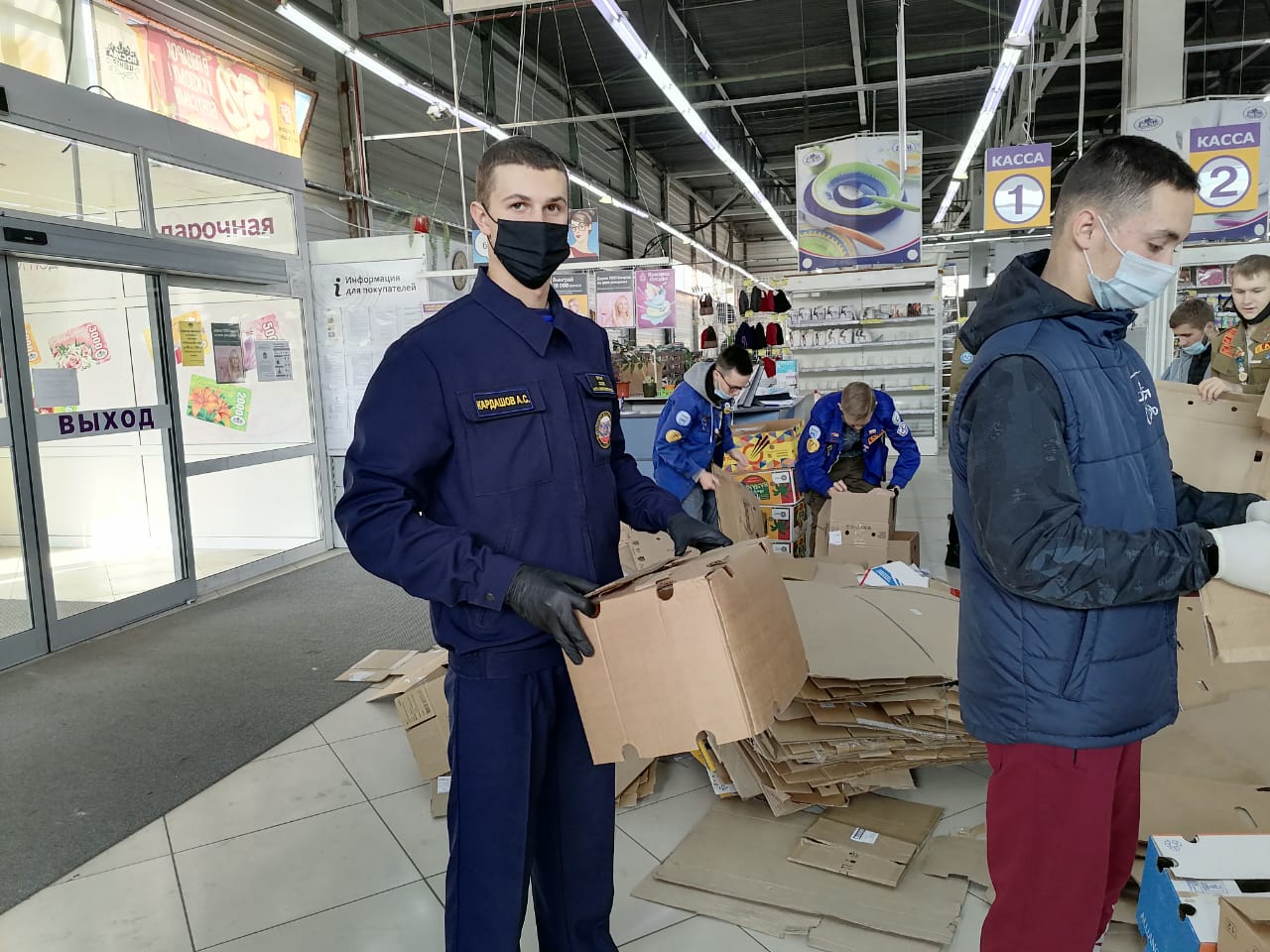 Спасатели и студенты приняли участие в перепрофилировании торгового здания под инфекционный госпиталь в г.Барнауле