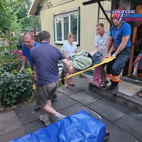Спасатели АСФ города Барнаула провели эвакуацию пострадавшего из подпола частного жилого дома.