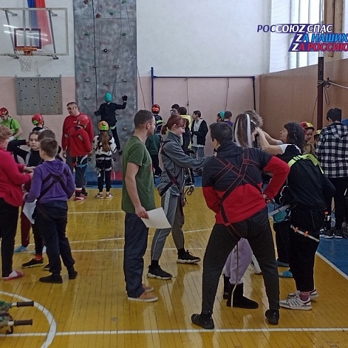 С 4 по 6 января 2023 года на базе Верх-Катунской СОШ Бийского района были проведены учебно-тренировочные сборы по направлениям «Школа безопасности» и «Юный спасатель»