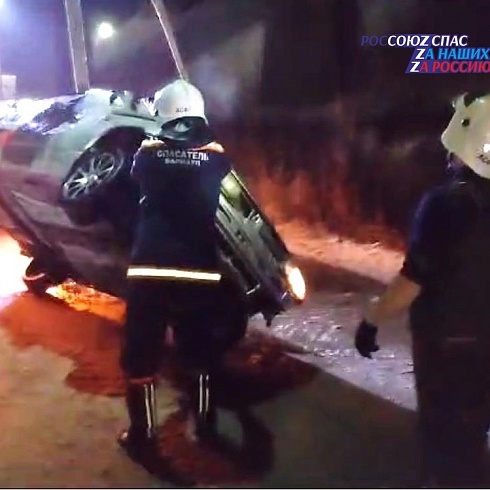 Спасатели АСФ города Барнаула вечером 01 ноября 2023 года эвакуировали легковой автомобиль из реки Барнаулка