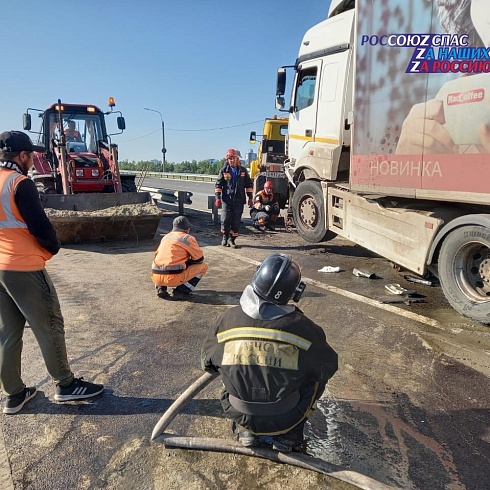 Спасатели АСФ города Барнаул 30 августа приняли участие в ликвидации последствий ДТП с грузовым автомобилем