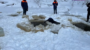 На реке Барнаулка спасатели вели поиск ребенка, скатившегося с горки под лед