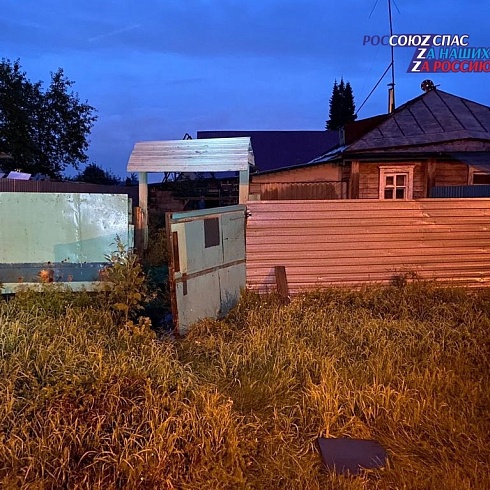 Спасатели АСФ города Барнаул вечером 1 сентября по требованию полиции провели эвакуацию погибшего из надворной постройки на прилегающую территорию