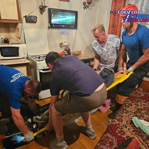 Спасатели АСФ города Барнаула провели эвакуацию пострадавшего из подпола частного жилого дома.