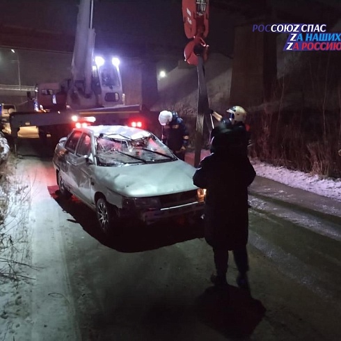 Спасатели АСФ города Барнаула вечером 01 ноября 2023 года эвакуировали легковой автомобиль из реки Барнаулка