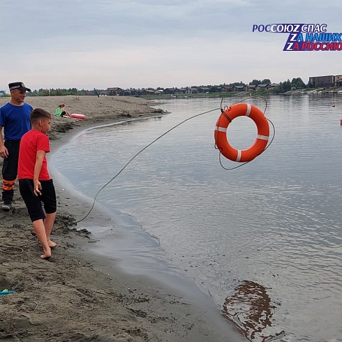 Спасатели АСФ города Барнаула 20 июля 2023 года провели с несовершеннолетними занятие по безопасности на воде